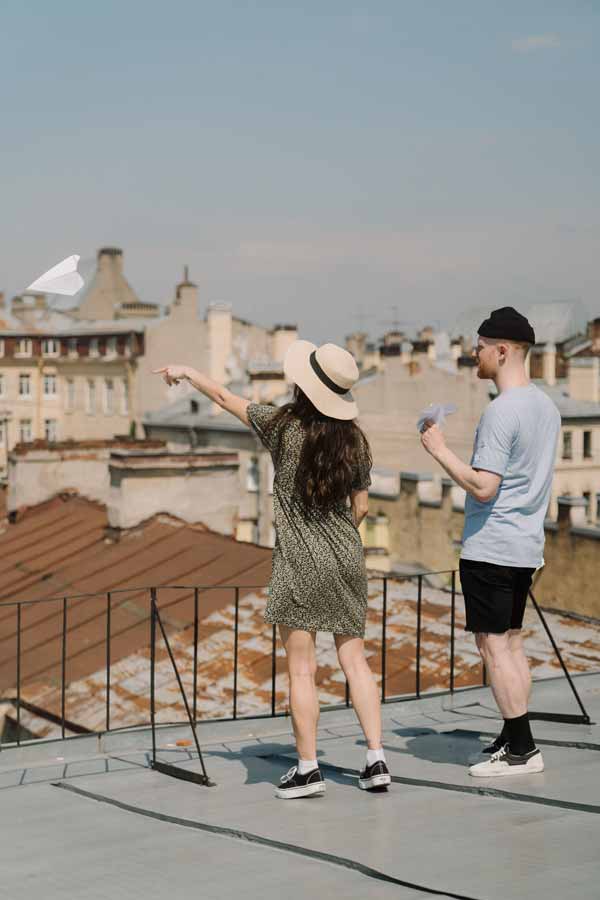 Deux personnes sur un toit